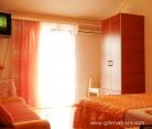 IZNAJMLJUJEM APARTMANE I SOBE U IGALU, private accommodation in city Igalo, Montenegro